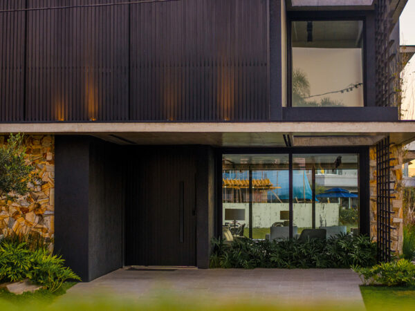 Esquadrias Saraiva - PORTA-PIVOTANTE (3)